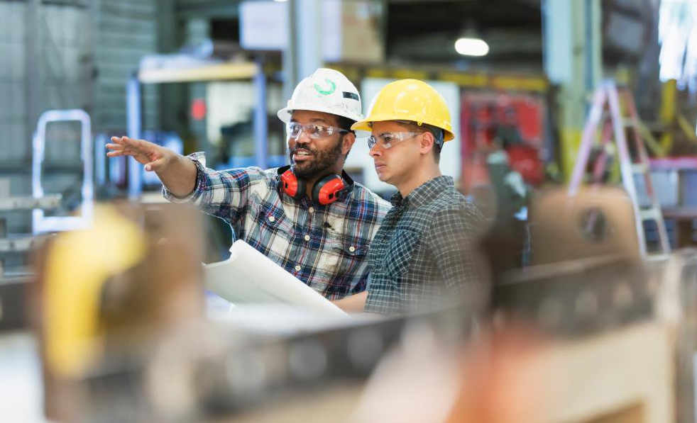 trabalhadores nas dependências de uma fábrica 